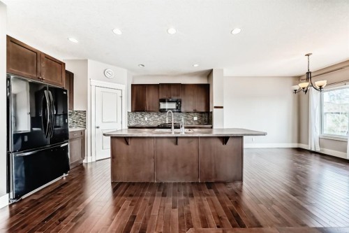 14 Heritage View, Cochrane, AB - Indoor Photo Showing Kitchen