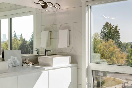 27 Hendon Place Nw, Calgary, AB - Indoor Photo Showing Bathroom