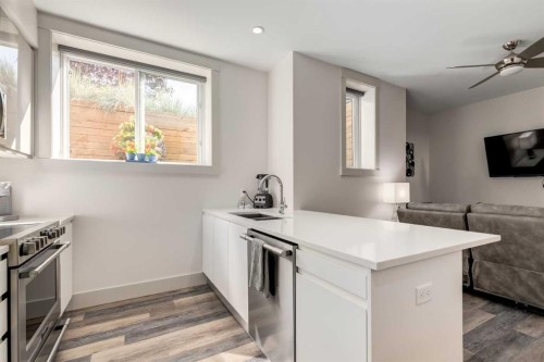 27 Hendon Place Nw, Calgary, AB - Indoor Photo Showing Kitchen