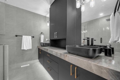 9819 2 Street Se, Calgary, AB - Indoor Photo Showing Bathroom