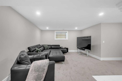 9819 2 Street Se, Calgary, AB - Indoor Photo Showing Other Room