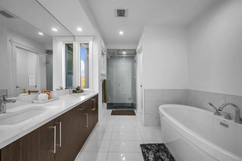 2640 28 Street Sw, Calgary, AB - Indoor Photo Showing Bathroom