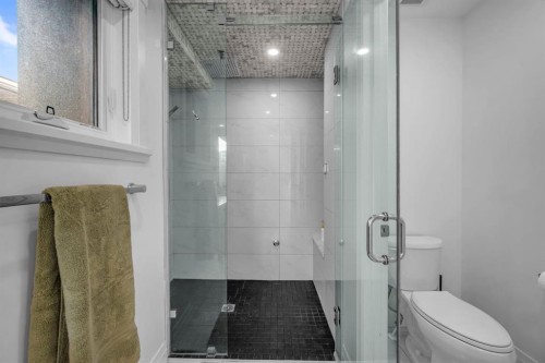 2640 28 Street Sw, Calgary, AB - Indoor Photo Showing Bathroom
