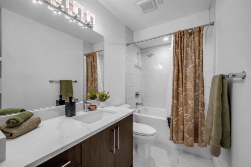 2640 28 Street Sw, Calgary, AB - Indoor Photo Showing Bathroom