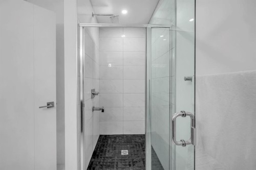 2640 28 Street Sw, Calgary, AB - Indoor Photo Showing Bathroom