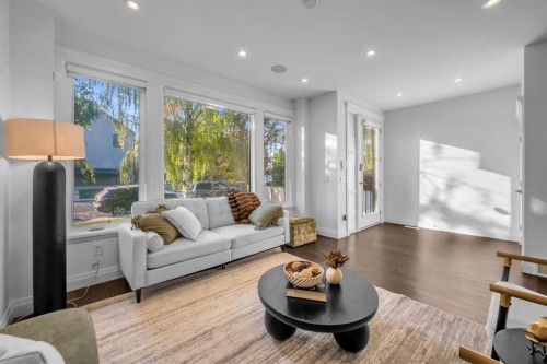 2640 28 Street Sw, Calgary, AB - Indoor Photo Showing Living Room