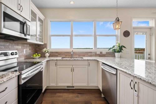 135 Legacy Reach Manor Se, Calgary, AB - Indoor Photo Showing Kitchen With Upgraded Kitchen