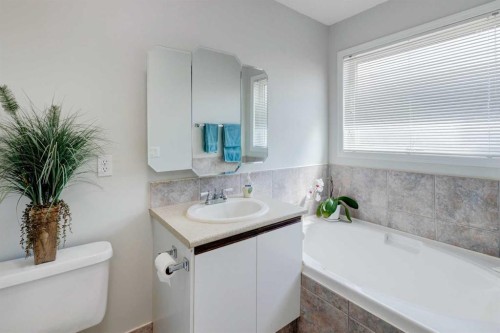26 Rocky Ridge Heights Nw, Calgary, AB - Indoor Photo Showing Bathroom