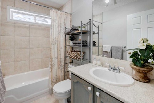 26 Rocky Ridge Heights Nw, Calgary, AB - Indoor Photo Showing Bathroom