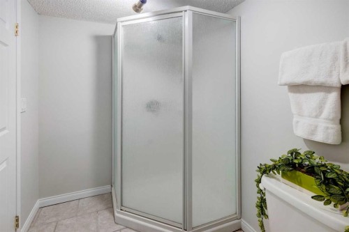 26 Rocky Ridge Heights Nw, Calgary, AB - Indoor Photo Showing Bathroom