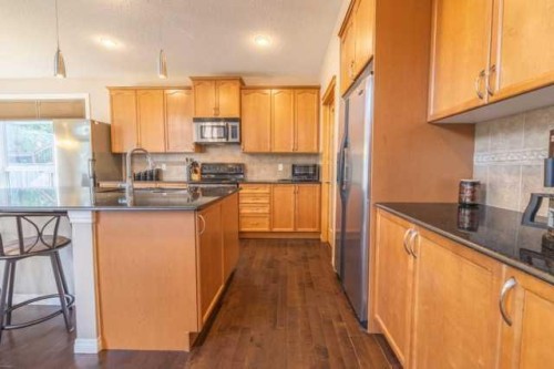 28 Crestmont Way Sw, Calgary, AB - Indoor Photo Showing Kitchen