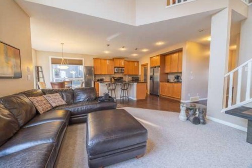 28 Crestmont Way Sw, Calgary, AB - Indoor Photo Showing Living Room