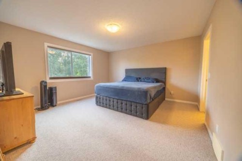 28 Crestmont Way Sw, Calgary, AB - Indoor Photo Showing Bedroom