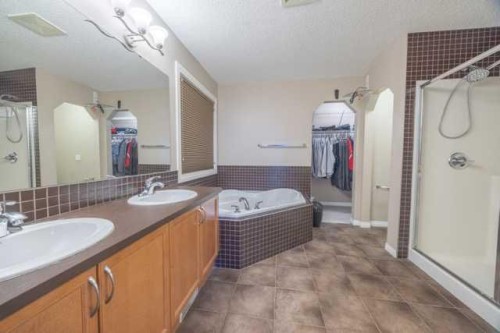 28 Crestmont Way Sw, Calgary, AB - Indoor Photo Showing Bathroom