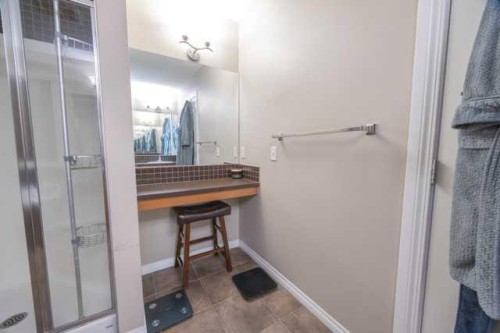 28 Crestmont Way Sw, Calgary, AB - Indoor Photo Showing Bathroom