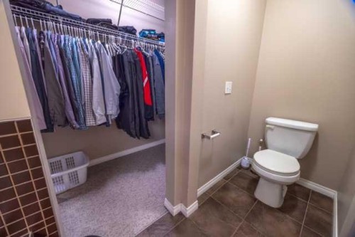28 Crestmont Way Sw, Calgary, AB - Indoor Photo Showing Bathroom