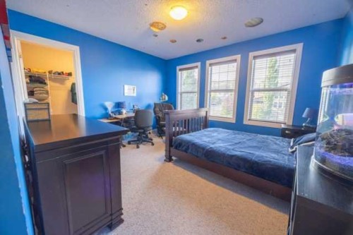 28 Crestmont Way Sw, Calgary, AB - Indoor Photo Showing Bedroom