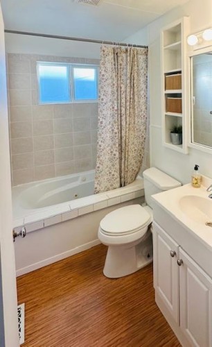 25 Rossdale Road Sw, Calgary, AB - Indoor Photo Showing Bathroom
