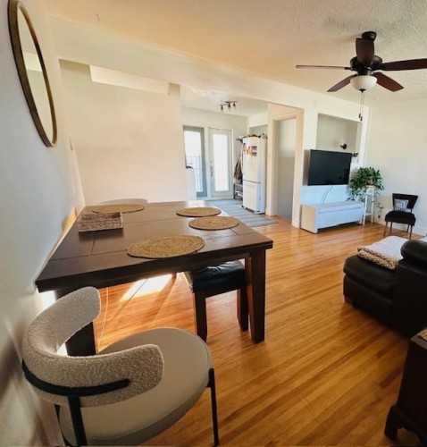 25 Rossdale Road Sw, Calgary, AB - Indoor Photo Showing Living Room