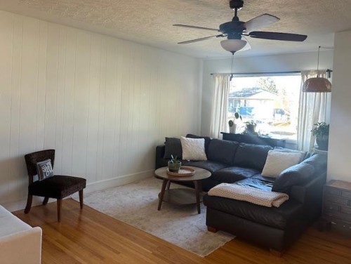 25 Rossdale Road Sw, Calgary, AB - Indoor Photo Showing Living Room