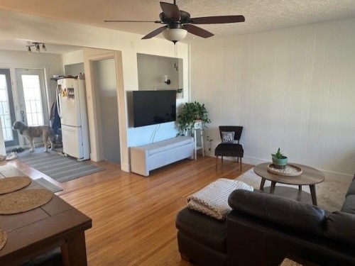25 Rossdale Road Sw, Calgary, AB - Indoor Photo Showing Living Room