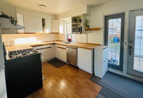 25 Rossdale Road Sw, Calgary, AB - Indoor Photo Showing Kitchen
