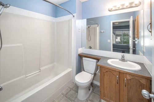 17 Hidden Creek Rise Nw, Calgary, AB - Indoor Photo Showing Bathroom