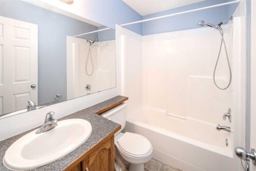 17 Hidden Creek Rise Nw, Calgary, AB - Indoor Photo Showing Bathroom