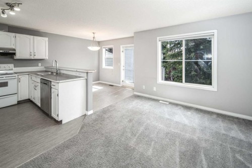 17 Hidden Creek Rise Nw, Calgary, AB - Indoor Photo Showing Kitchen