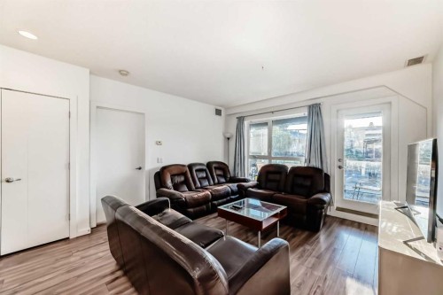 102-1629 38 Street Sw, Calgary, AB - Indoor Photo Showing Living Room