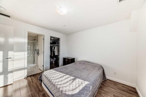 102-1629 38 Street Sw, Calgary, AB - Indoor Photo Showing Bedroom