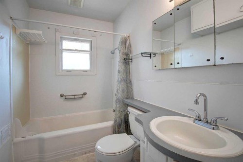 514 30 Street Nw, Calgary, AB - Indoor Photo Showing Bathroom
