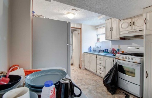 514 30 Street Nw, Calgary, AB - Indoor Photo Showing Kitchen
