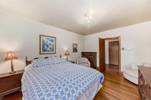 3205 4 Street Sw, Calgary, AB - Indoor Photo Showing Bedroom