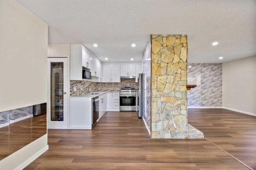 6419 28 Avenue Ne, Calgary, AB - Indoor Photo Showing Kitchen With Upgraded Kitchen