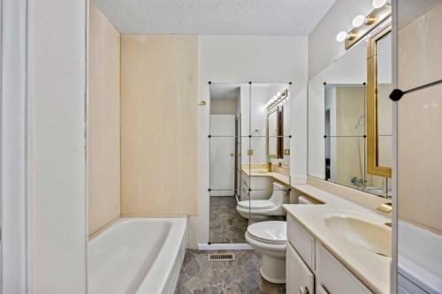 6419 28 Avenue Ne, Calgary, AB - Indoor Photo Showing Bathroom