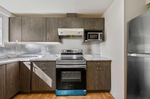 6419 28 Avenue Ne, Calgary, AB - Indoor Photo Showing Kitchen