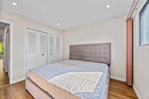 6419 28 Avenue Ne, Calgary, AB - Indoor Photo Showing Bedroom