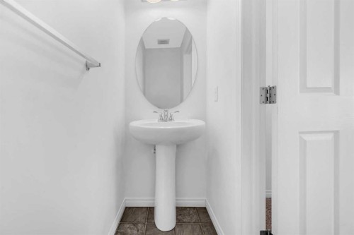 304 Windstone Gardens Sw, Airdrie, AB - Indoor Photo Showing Bathroom