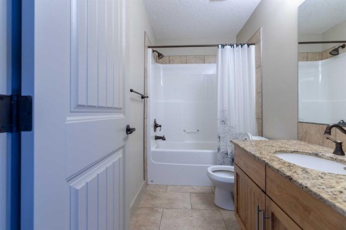 52 Elmont Green Sw, Calgary, AB - Indoor Photo Showing Bathroom