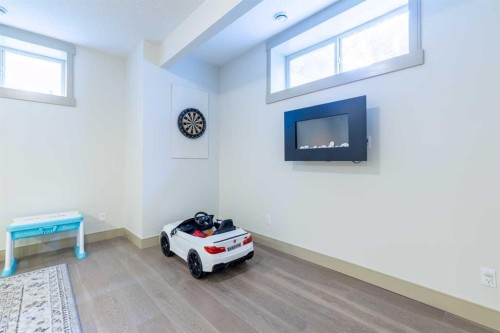 52 Elmont Green Sw, Calgary, AB - Indoor Photo Showing Other Room