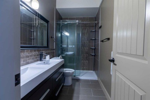 52 Elmont Green Sw, Calgary, AB - Indoor Photo Showing Bathroom