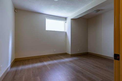 52 Elmont Green Sw, Calgary, AB - Indoor Photo Showing Other Room