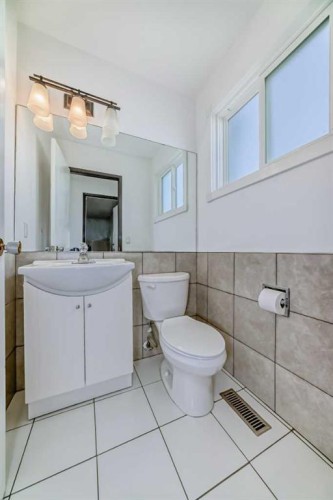 79 Bermuda Drive Nw, Calgary, AB - Indoor Photo Showing Bathroom