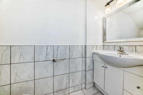 79 Bermuda Drive Nw, Calgary, AB - Indoor Photo Showing Bathroom