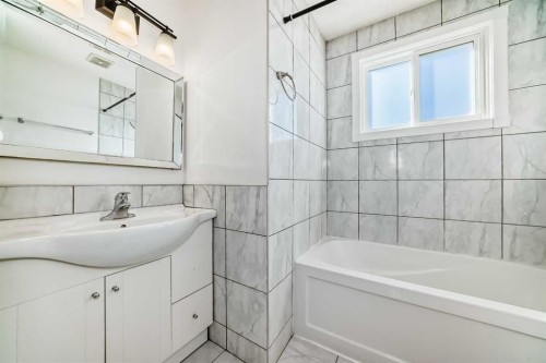 79 Bermuda Drive Nw, Calgary, AB - Indoor Photo Showing Bathroom