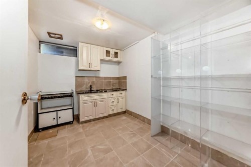 79 Bermuda Drive Nw, Calgary, AB - Indoor Photo Showing Kitchen
