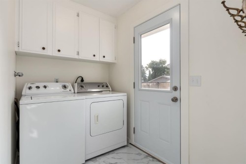 207 Whiteview Bay Ne, Calgary, AB - Indoor Photo Showing Laundry Room