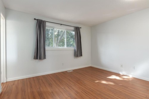 207 Whiteview Bay Ne, Calgary, AB - Indoor Photo Showing Other Room
