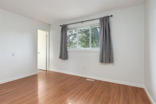 207 Whiteview Bay Ne, Calgary, AB - Indoor Photo Showing Other Room